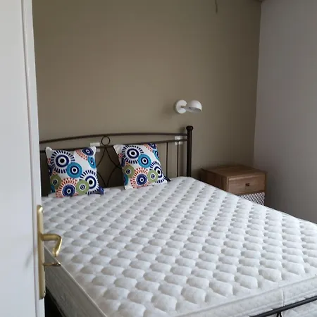 Ria's Deluxe Фалираки